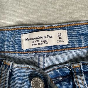 Abercrombie and Fitch 90’s baggy ultra high rise jean!